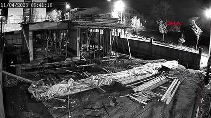 İnşaattan demirleri dans ederek çaldı