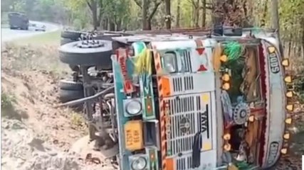 मण्डला: बयानक अंदाज में पलटा ट्रक, घटना देख दंग रह गये लोग