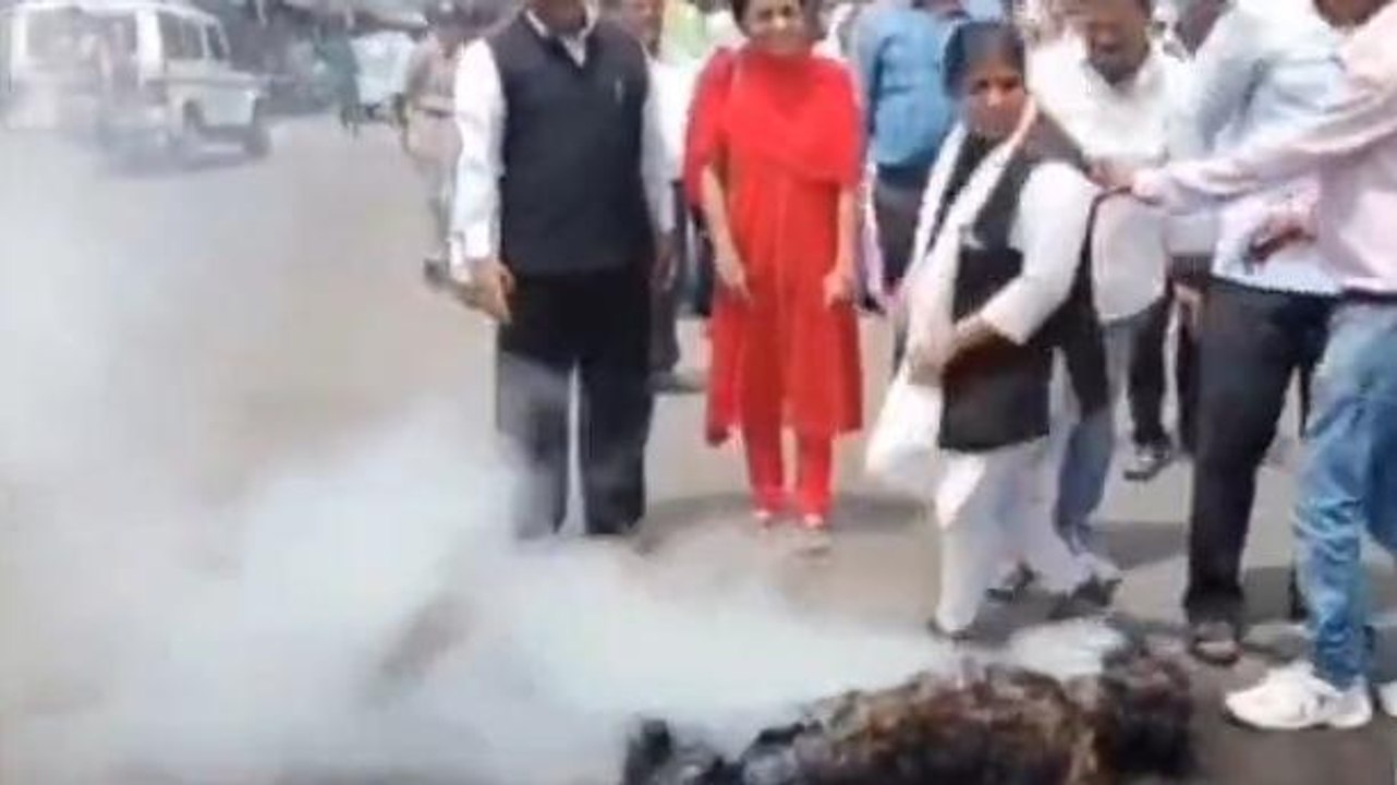 छिंदवाड़ा: छात्राओं ने किया उग्र प्रदर्शन, कुलपति का बीच सडक पर फूंक दिया पुतला