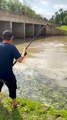 Ce pêcheur attrape le poisson de sa vie... enorme