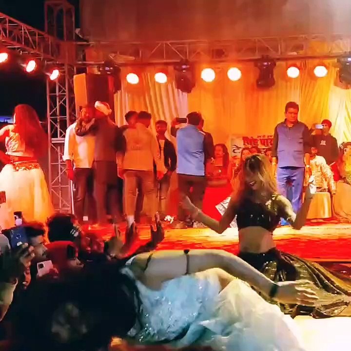 स्टेज पर शानदार डांस किया