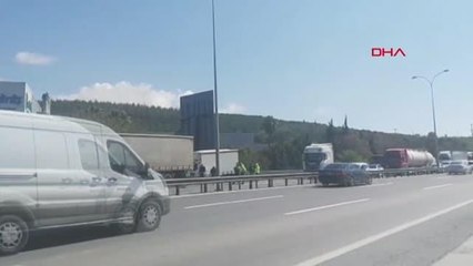 LASTİĞİ PATLADIĞI İÇİN DURAN TIR'A ÇARPAN KAMYONETİN SÜRÜCÜSÜ YARALANDI