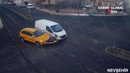 Kameralar kayıttaydı... Yola kontrolsüz çıkan araçlar kazaya sebep oldu!