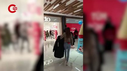 İndirimli kıyafet almak için birbirleriyle mücadele ettiler