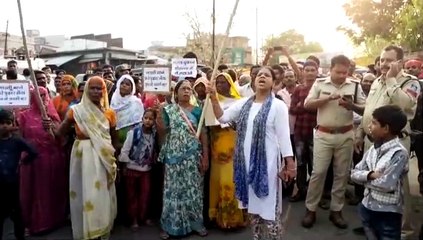 The administration bowed down to the insistence of women, the liquor shop had to be removed