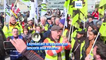 Francia, dodicesima giornata di mobilitazione contro la riforma delle pensioni