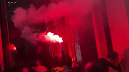 Los manifestantes entran en la sede de Louis Vuiton en París