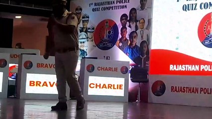 बच्चों ने दिए जबाव तो पुलिस ने दी चॉकलेट