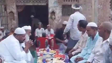 बाराबंकी: रोजा इफ्तार पार्टी में शामिल हुए सैकड़ो रोजेदार और मौलाना