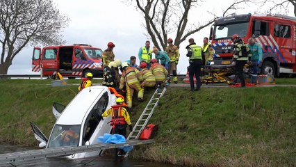 Auto te water na kop-staart aanrijding op Blokzijlseweg
