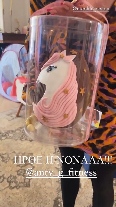 Η λαμπάδα που ζήτησε η κόρη της Ελένης Χατζίδου...