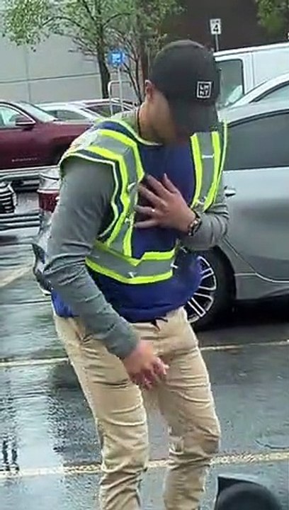 Il va faire ses grosses courses au supermarché et rentre en trottinette