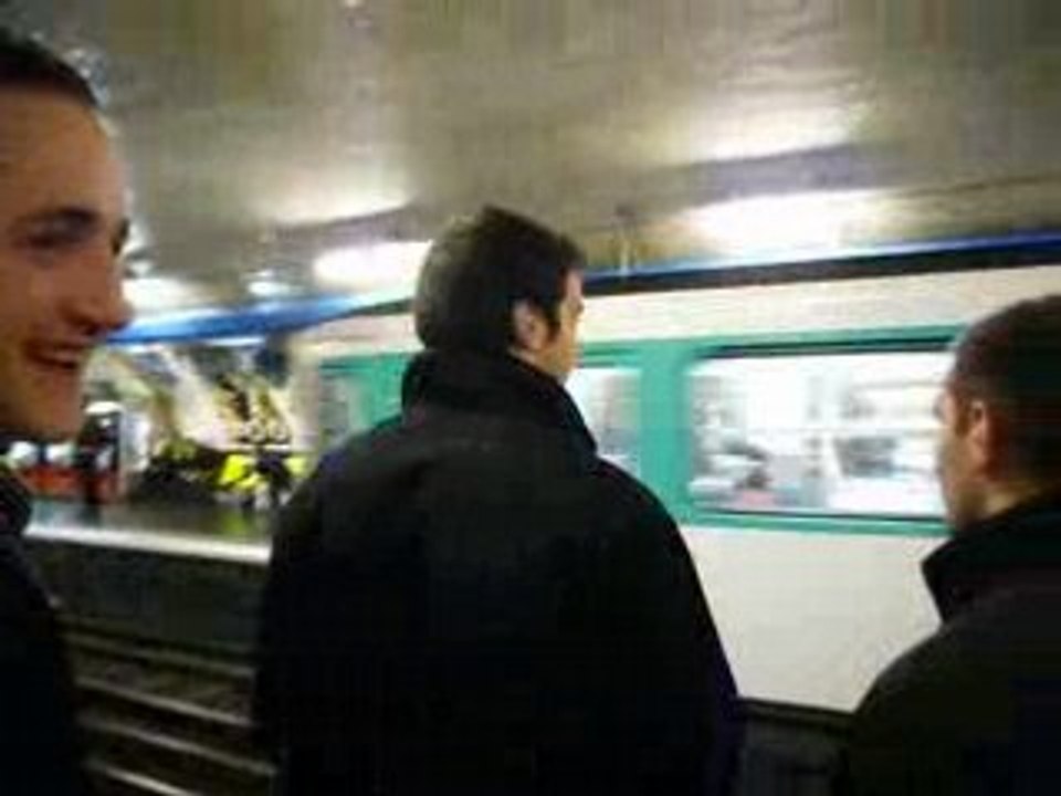 La bande parle une certaine langue....