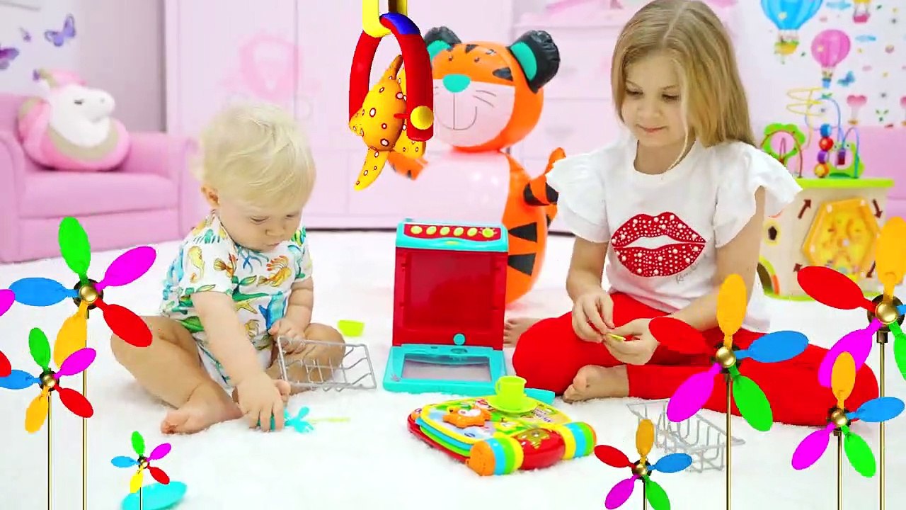 Kids Roma Show Entertainment Diana teaches baby Oliver to walk