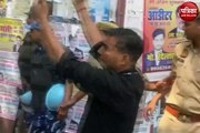 Video :  प्रयागराज के CJM कोर्ट के बाहर अतीक पर फेंकी गई बोतल