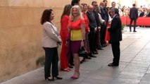 La portavoz de Podemos en Córdoba luce un vestido republicano para saludar a la Reina Letizia