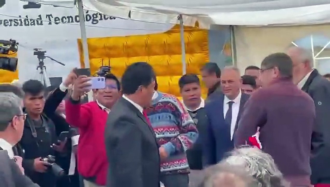 Evo Morales y Carlos Mesa se dan la mano en el aniversario de Always Ready