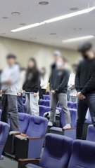 대학생 특강하며 "의자 위 서라"...영화 명장면 따라 한 고민정