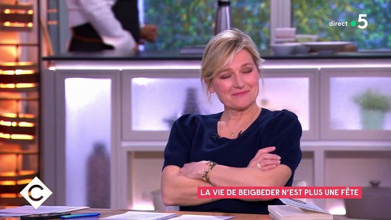 "Vous êtes vraiment un sale gosse" : Anne-Élisabeth Lemoine recadre Frédéric Beigbeder dans "C à vous"