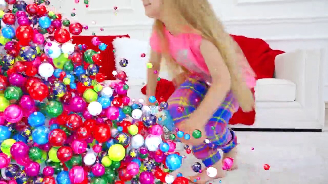 Kids Entertainment Show Diana and Roma Help mom and decorate the Christmas tree