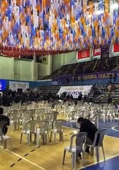 AKP'nin Şanlıurfa adayı Bekir Bozdağ boş salona konuştu