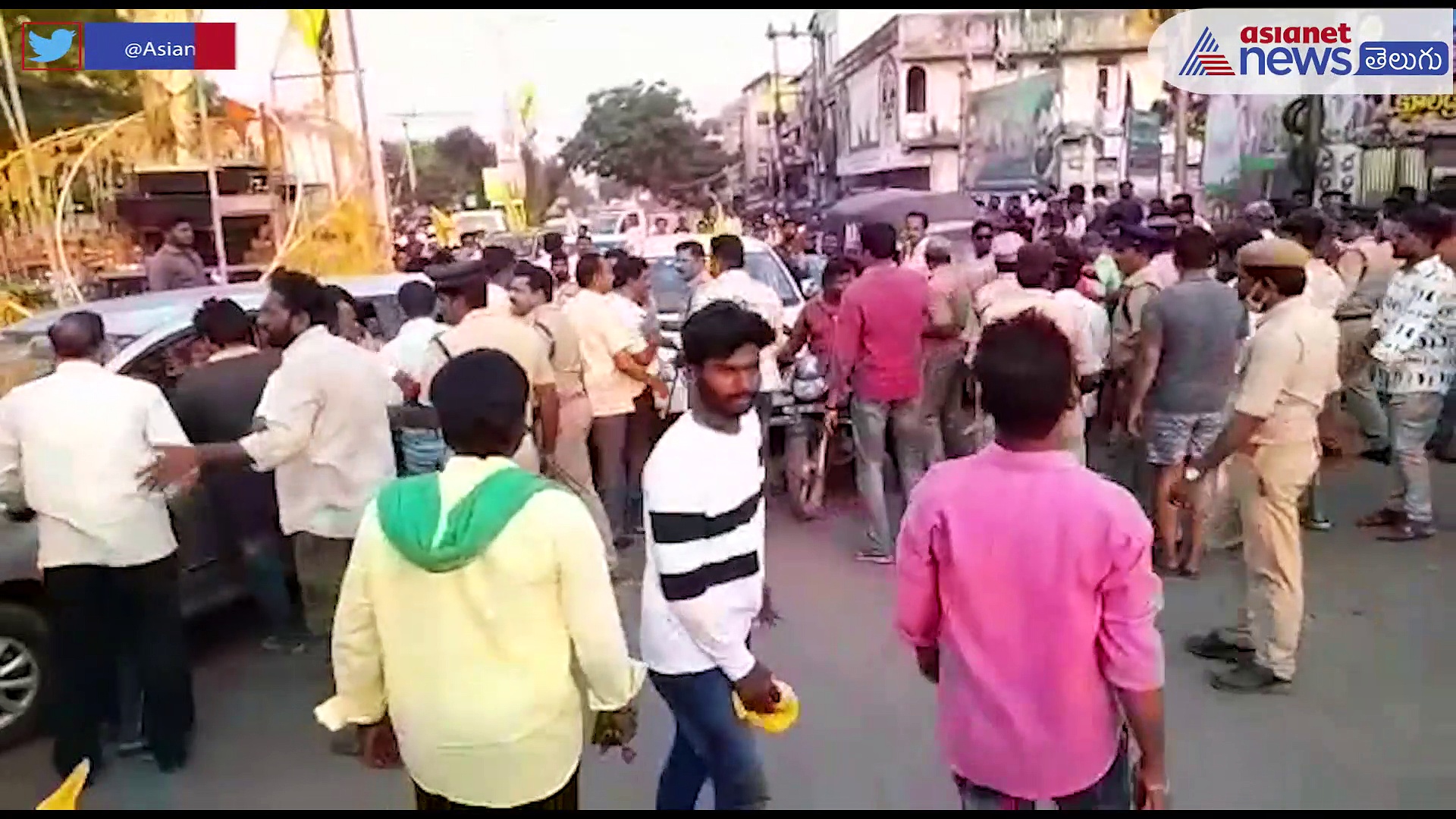 గుడివాడ శరత్ థియేటర్ వద్ద ఉద్రిక్తత... తన్నుకున్న వైసిపి, టిడిపి శ్రేణులు