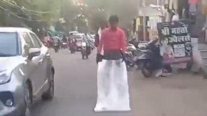 छतरपुर: दंड भरते हुए बागेश्वरधाम जा रहा युवक, देखे भक्ति