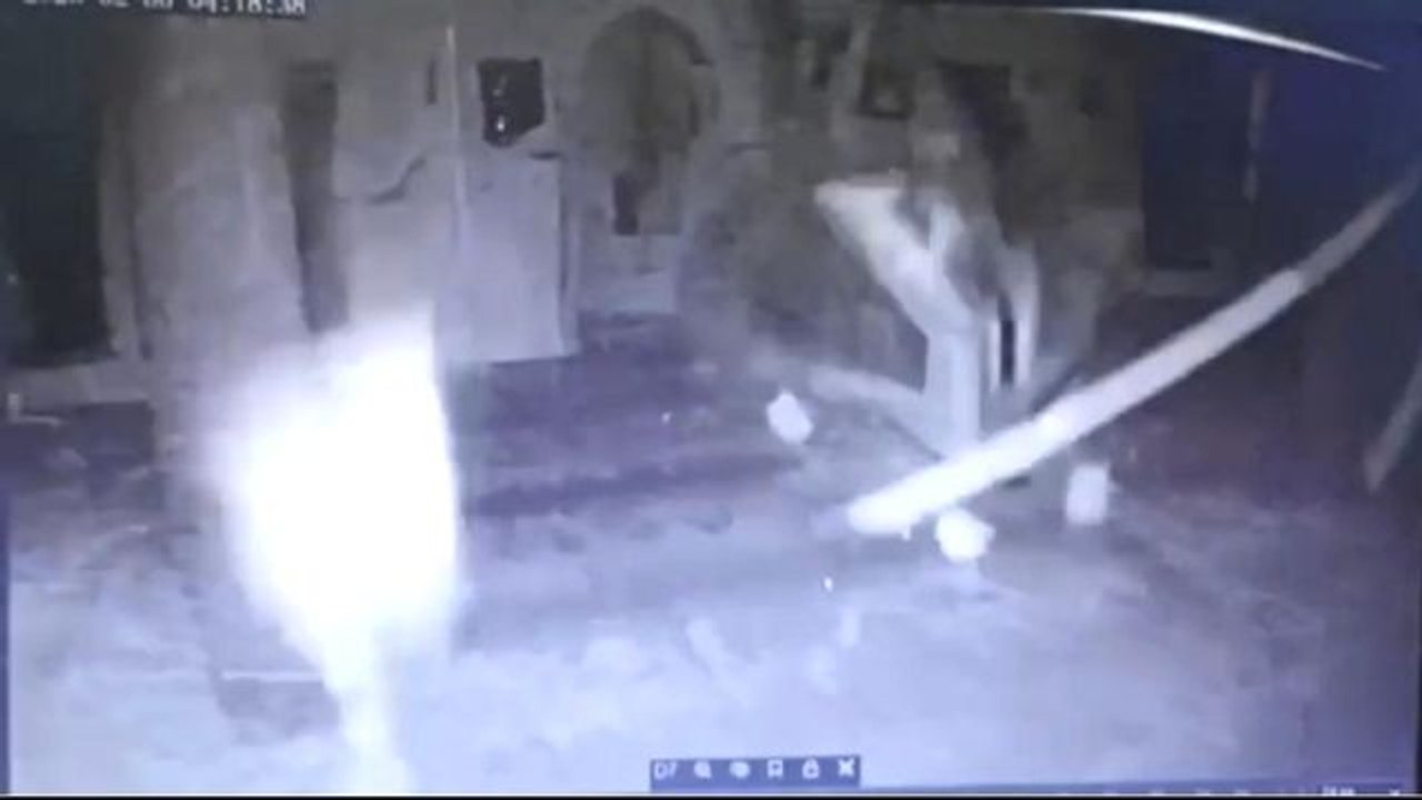 Kahramanmaraş depreminde 600 yıllık tarihi caminin yıkıldığı anlar kamerada