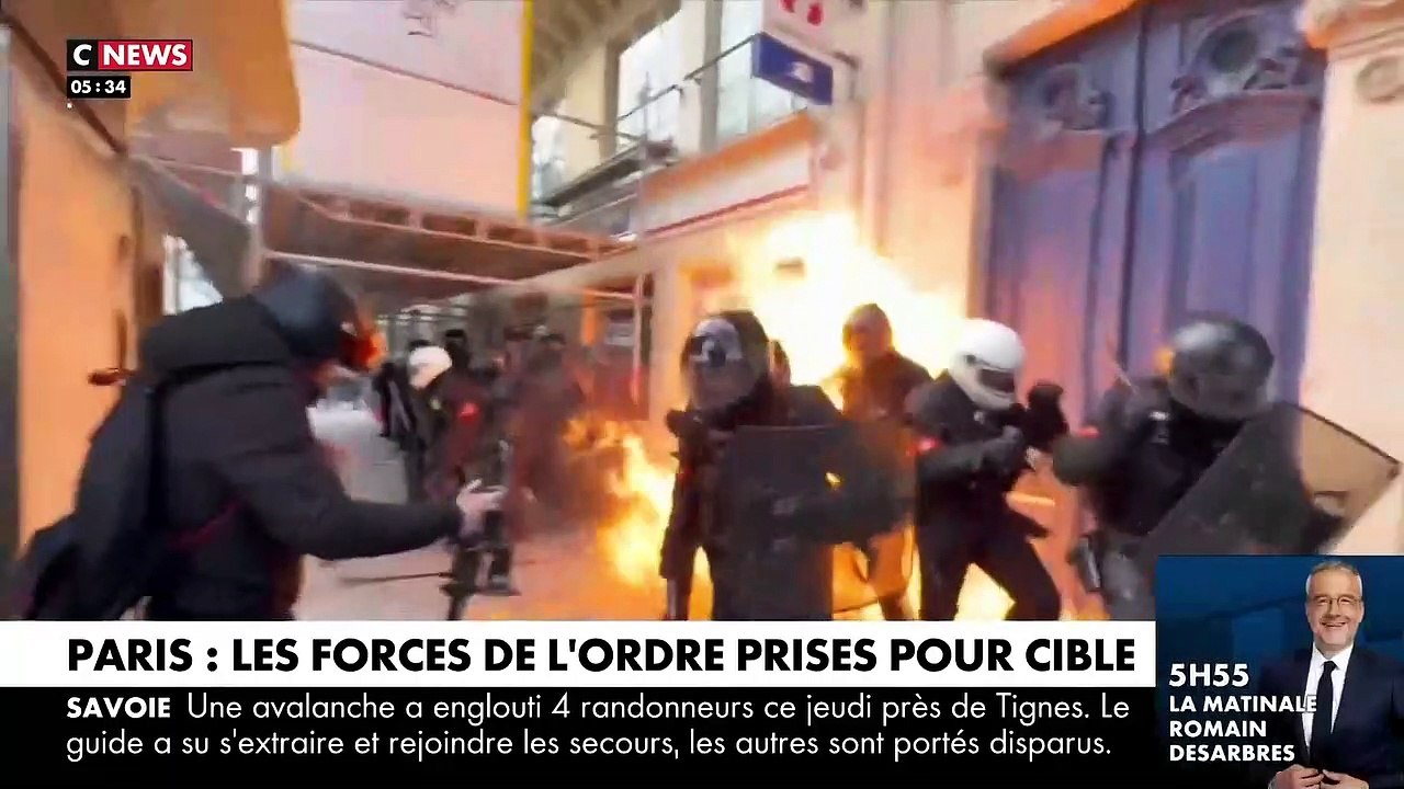Manifestation contre les retraites : Regardez ces policiers attaqués avec un cocktail molotov alors qu'ils protègent des pompiers qui éteignent un incendie -