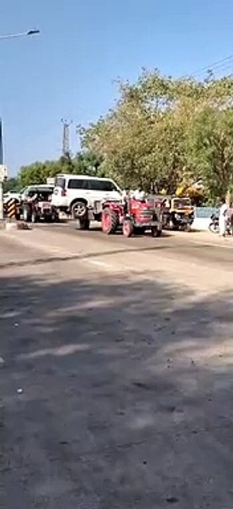 ट्रैक्टर ट्रॉली में लादी कारें, ले गए थाने