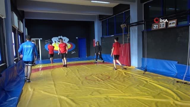 Depremzede Ayşegül Avrupa ve Dünya şampiyonasına hazırlanıyor