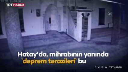 'Deprem terazileri' olan caminin depremde yıkılma anı kamerada