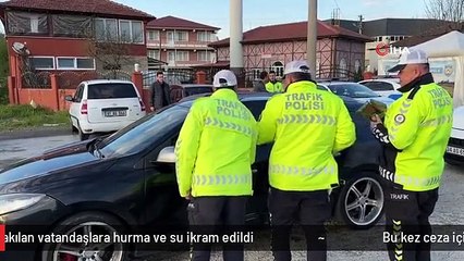 Bu kez ceza için durdurmadılar... Trafik uygulamasına takılan vatandaşlara hurma ve su ikram edildi