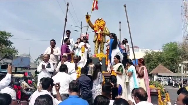 धूमधाम से मनाई जा रही बाबा साहब की जयंती, माल्यार्पण के लिए लगी कतारें