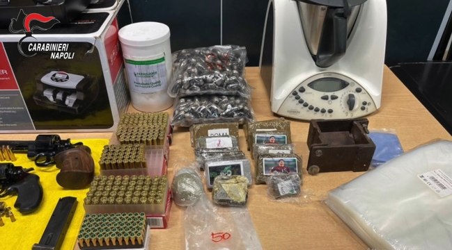 Napoli, sequestrate armi e droga a Scampia: un robot da cucina per preparare sostanze (14.04.23)