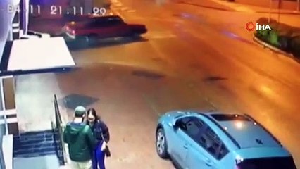 Caddenin ortasında duran otomobile motosiklet böyle çarptı