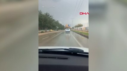 Otomobilin tavanında taşınan koltukta tehlikeli yolculuk