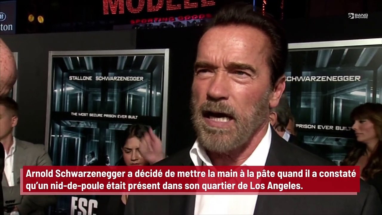 Agacé par un nid-de-poule, Arnold Schwarzenegger le remplit lui-même !