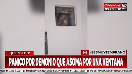 Pánico por demonio que asoma por una ventana