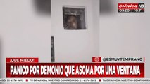 Pánico por demonio que asoma por una ventana