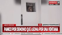 Pánico por demonio que asoma por una ventana