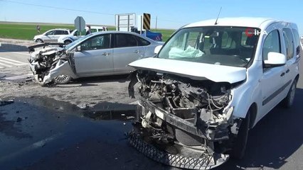 Hafif ticari araçla otomobil çarpıştı: 3 yaralı