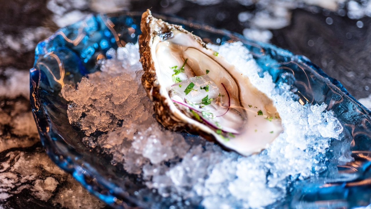 Tres reconocidos chefs elaboran una personal y exquisita receta con ostras en Galería Canalejas