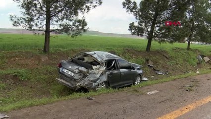 DİYARBAKIR'DA OTOMOBİL ŞARAMPOLE YUVARLANDI 1'İ AĞIR 5 YARALI