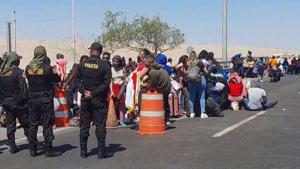 Perú impide la entrada a decenas de migrantes, la mayoría venezolanos