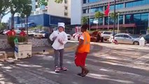 Payasito regala abrazos a quienes se sientan tristes en centro de San Pedro Sula