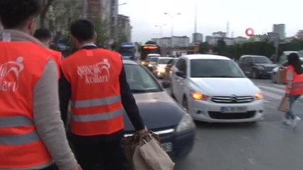 AK Partili milletvekili adayı Bağcılar'da trafikte vatandaşlara iftarlık dağıttı