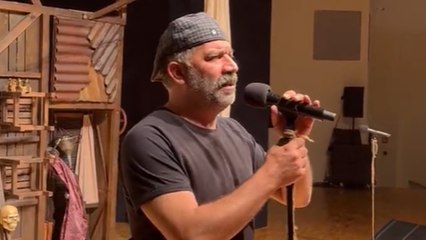 Şevket Çoruh'tan Serdar Akinan'a sahneden destek: Gazetecilik suç değildir