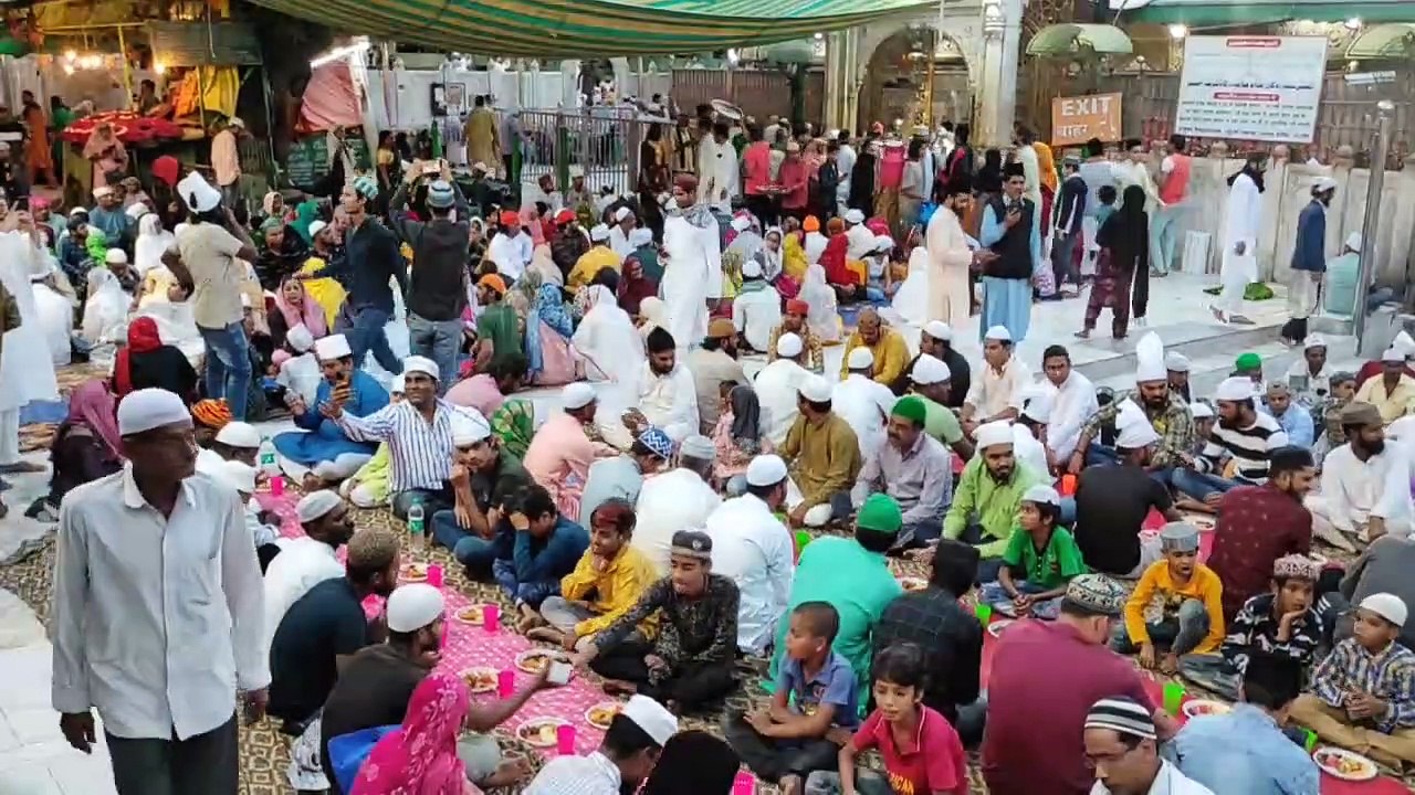 मस्जिदों में अकीदतमंदों ने इबादत की