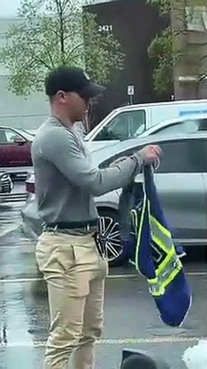 Il va faire ses grosses courses au supermarché et rentre en trottinette